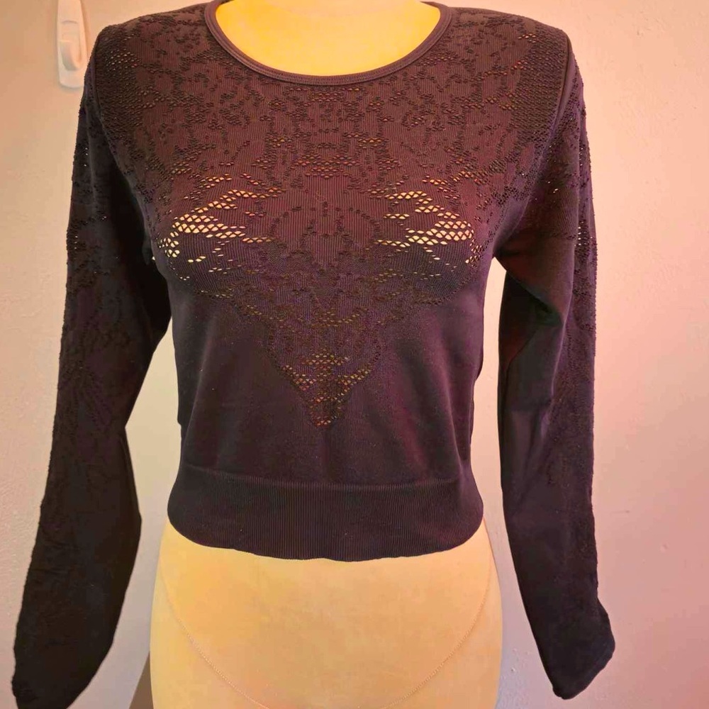MEDIUM BLACK FABLETICS LONG SLEEVE SEAMLESS CROP TOP
